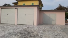 Box coibentato intonaco rosa e basculante grigia